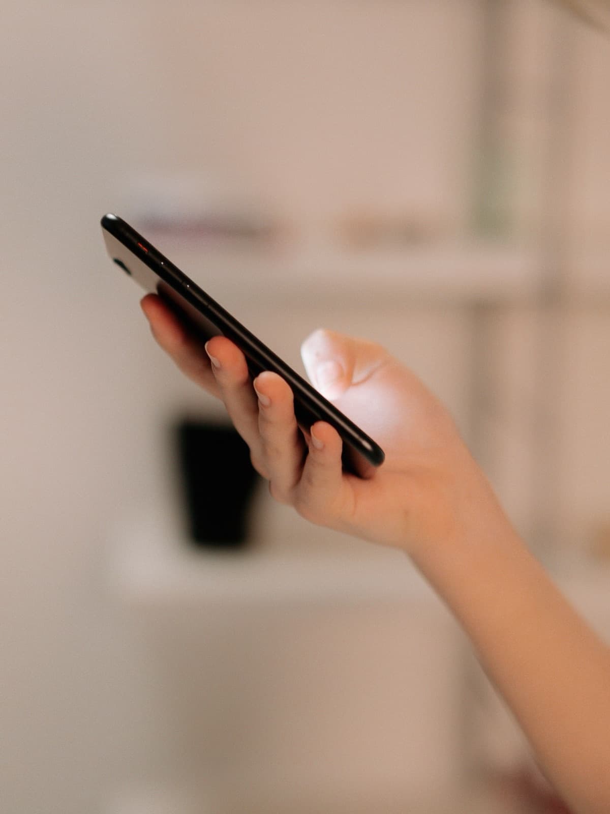 Cliente segurando o celular para avaliar a experiência com a Klientti